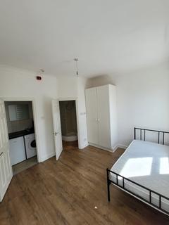 Studio to rent - Bowes Road, London N13