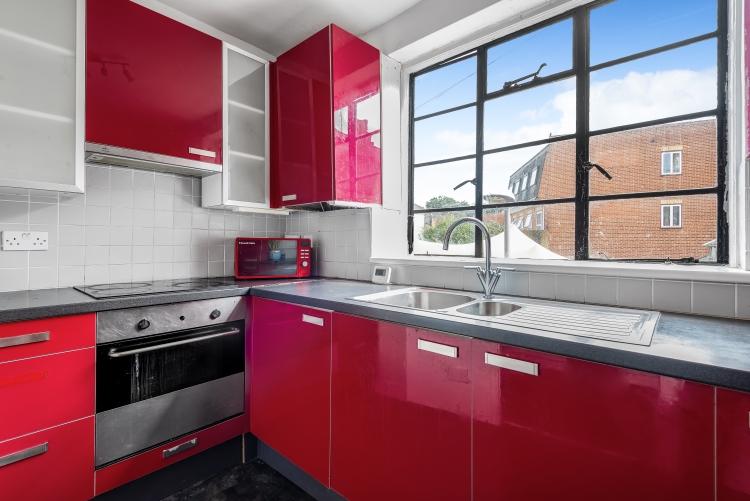 Beaufort Road Kingston Upon Thames KT1 2 bed flat £1,550 pcm (£358 pw)