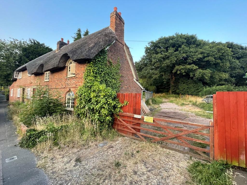 119 East Howe Lane, Bournemouth... 2 bed cottage £200,000