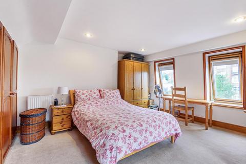 2 Bellamy Street, London, SW12 8BU