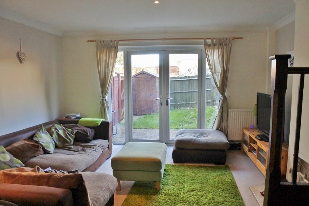 Hillcrest Court, Winklebury, Basingstoke, RG23 1 bed end of terrace house £800 pcm (£185 pw)