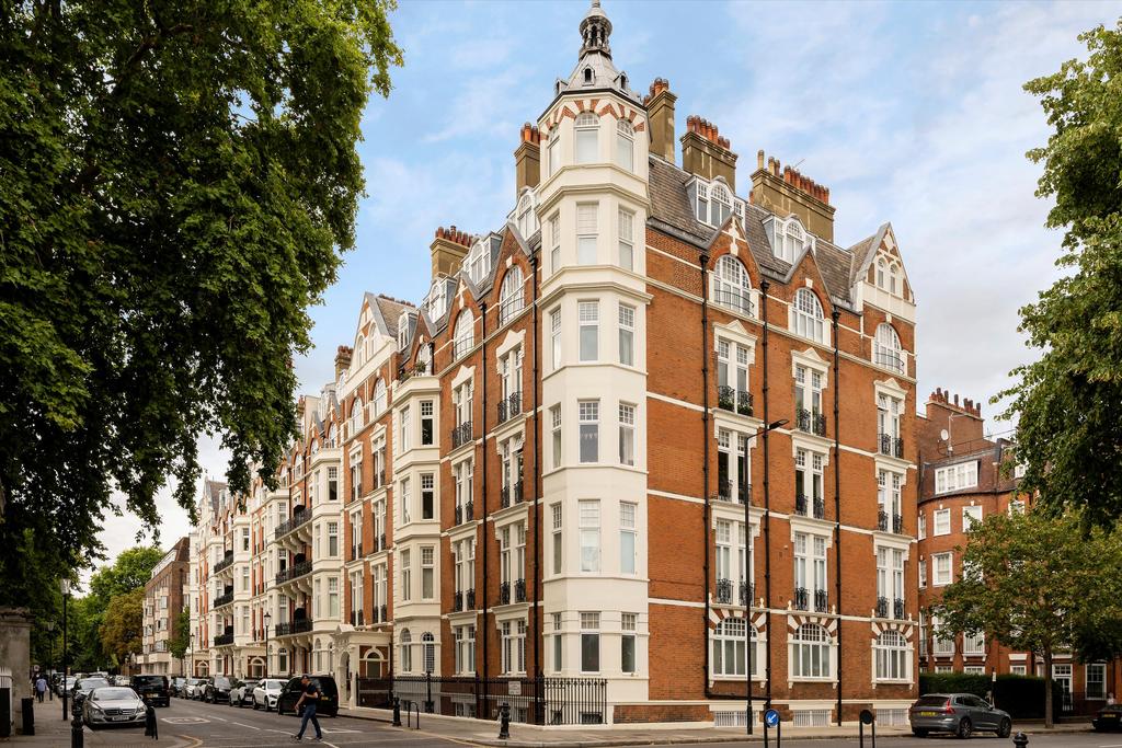 Burton Court Franklins Row London SW3. 3 bed apartment 4 950 000