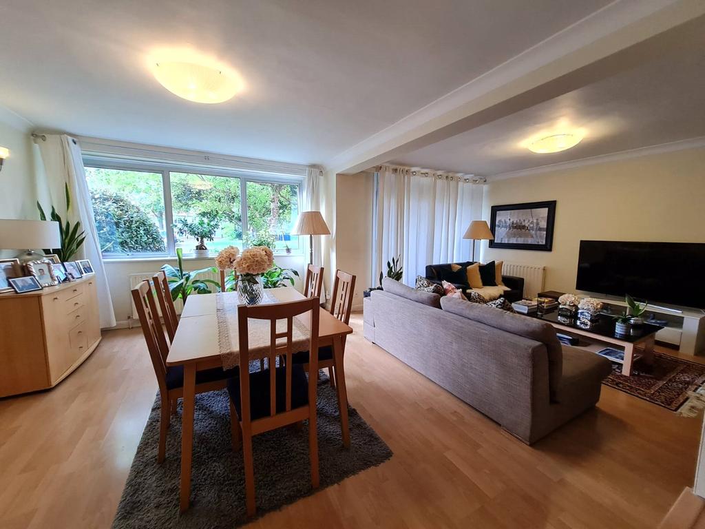 Hanger Vale Lane, Ealing, London, W5 3 bed apartment - £1,900 pcm (£438 pw)