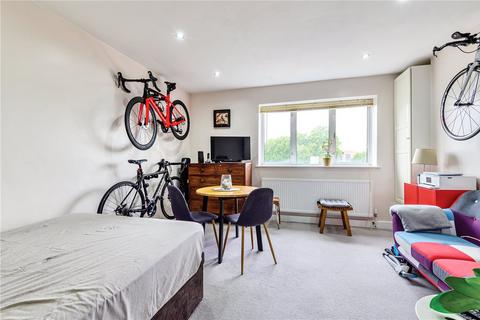 Studio to rent, Wallwood Street, London, E14