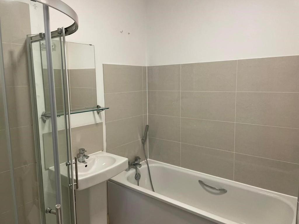 F2, 25 Hove Park Villas - Main Bathroom.jpg