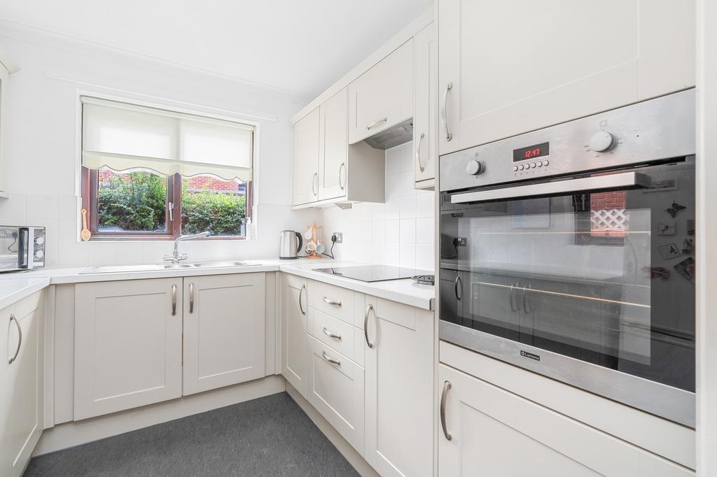 Garden Mews, Warsash, Southampton, Hampshire. SO31 9GW 2 bed ground