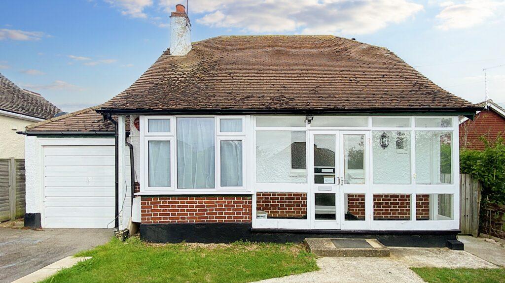 Grand Drive, Herne Bay 2 bed chalet £1,200 pcm (£277 pw)