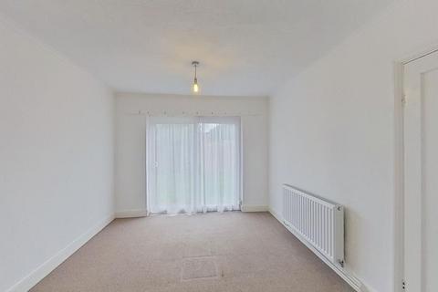 2 bedroom chalet to rent, Grand Drive, Herne Bay, CT6 8LL