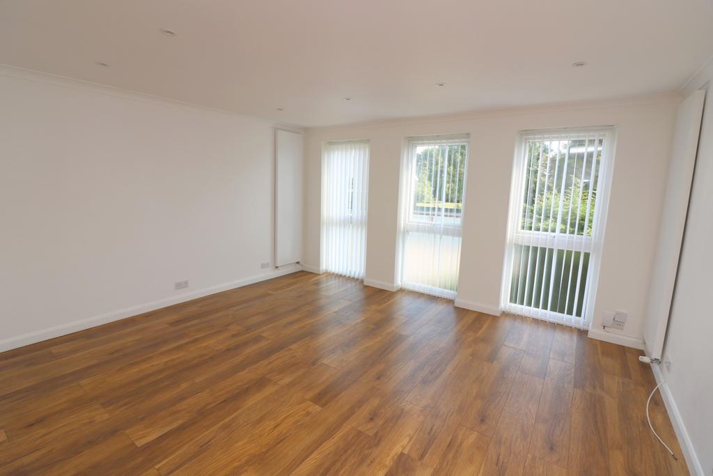 Hythe Park Road, Egham, Surrey, TW20 2 bed flat £1,200 pcm (£277 pw)