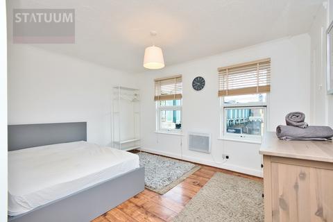 Studio to rent, Cambridge Heath, Bethnal Green, London, E2