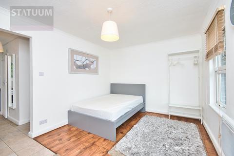 Studio to rent, Cambridge Heath, Bethnal Green, London, E2