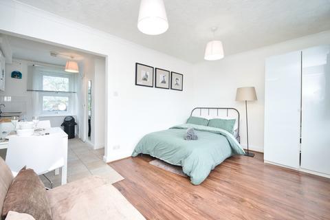 Studio to rent, Cambridge Heath, Bethnal Green, London, E2