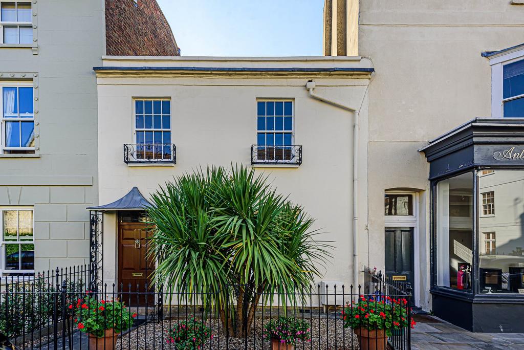 Great Norwood Street, Cheltenham, Gloucestershire, GL50 3 bed terraced