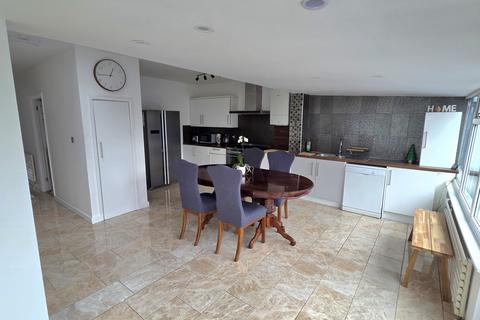 5 bedroom semi-detached house to rent, London, EN5