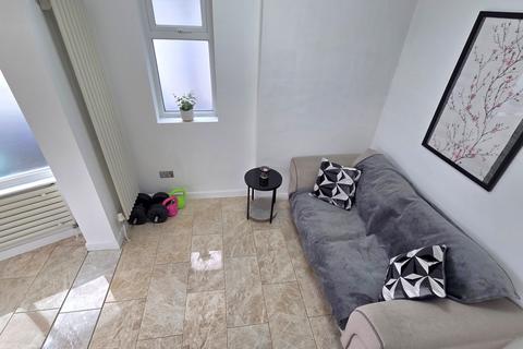 5 bedroom semi-detached house to rent, London, EN5