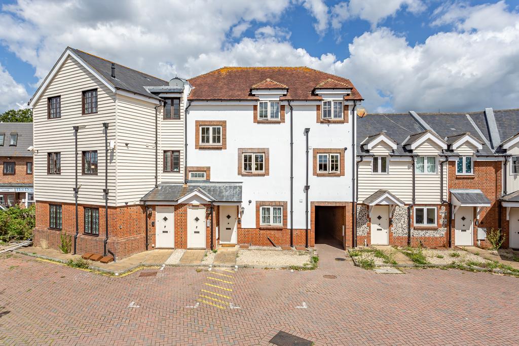 The Mews, Hailsham BN27 1 bed flat £795 pcm (£183 pw)