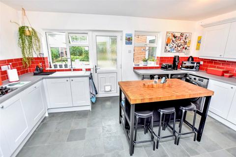 4 bedroom detached house for sale, Fleet Road, Hampshire GU14