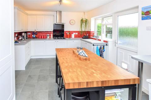 4 bedroom detached house for sale, Fleet Road, Hampshire GU14