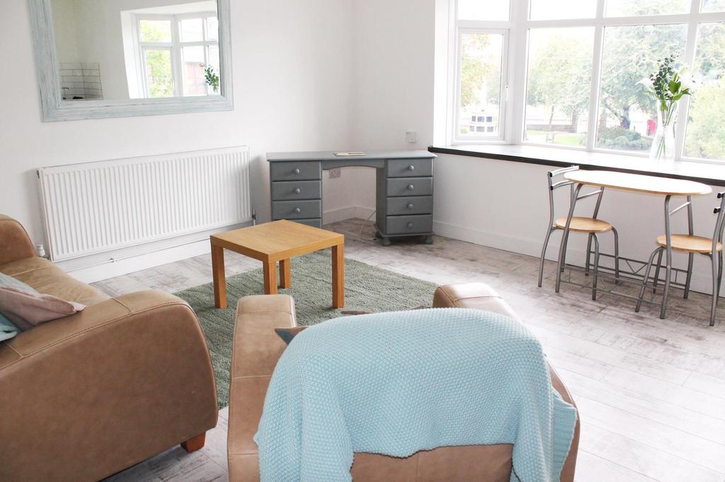 Musters Road, West Bridgford... 2 bed flat £1,387 pcm (£320 pw)