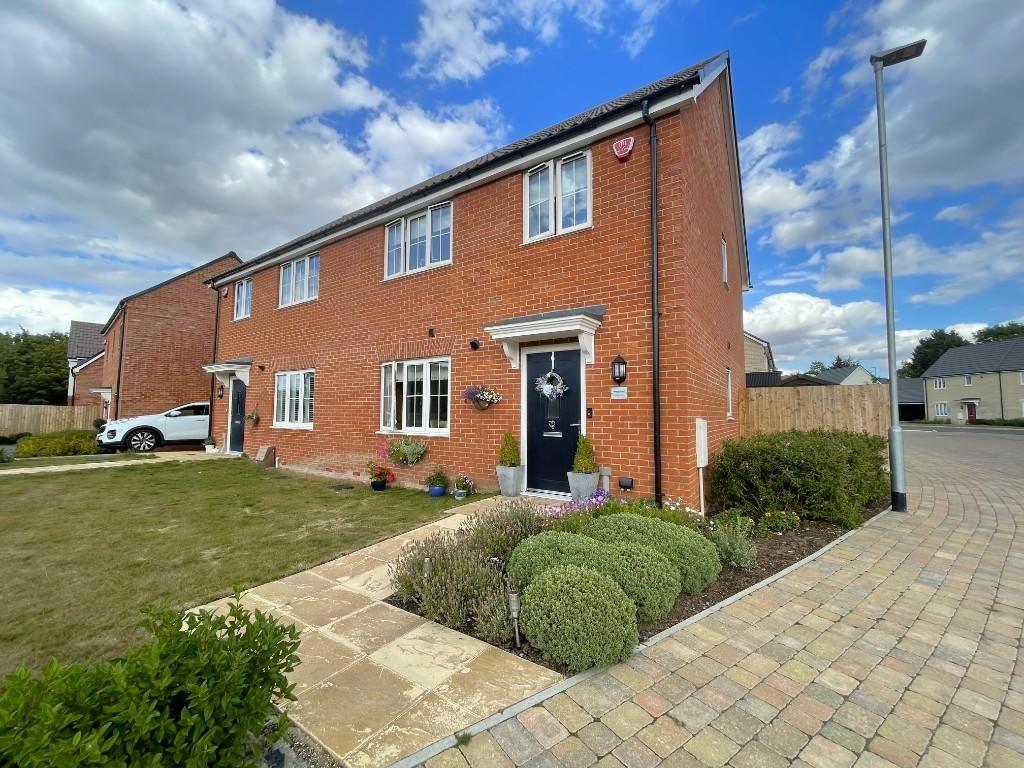 Walker Close, Arlesey, Bedfordshire... 3 bed semidetached house £240,000