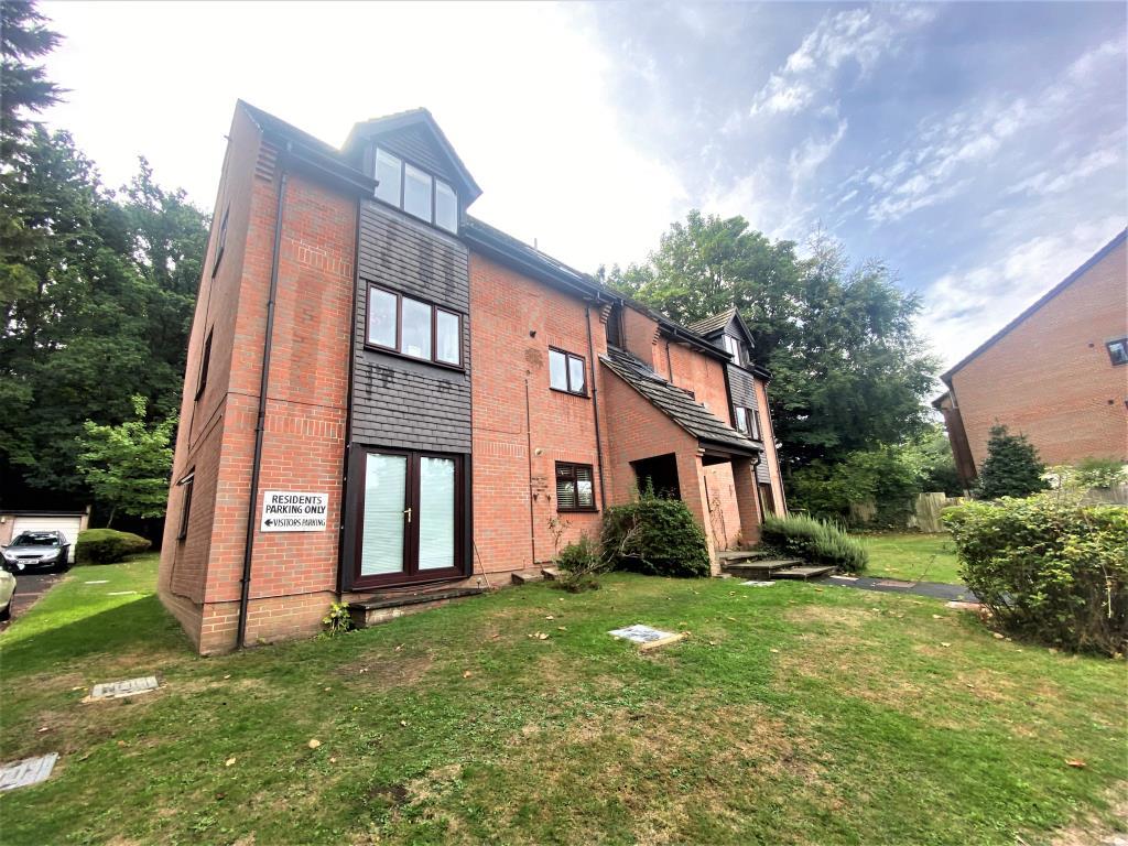 Bracknell, Berkshire, RG12 2 bed flat for sale £260,000