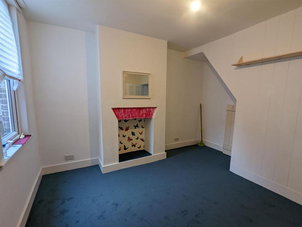 Battle Road, Erith 2 bed terraced house £1,100 pcm (£254 pw)