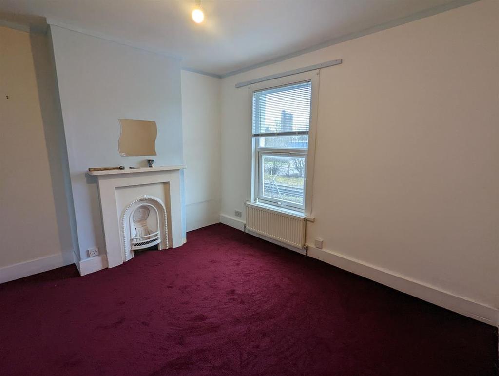 Battle Road, Erith 2 bed terraced house £1,100 pcm (£254 pw)