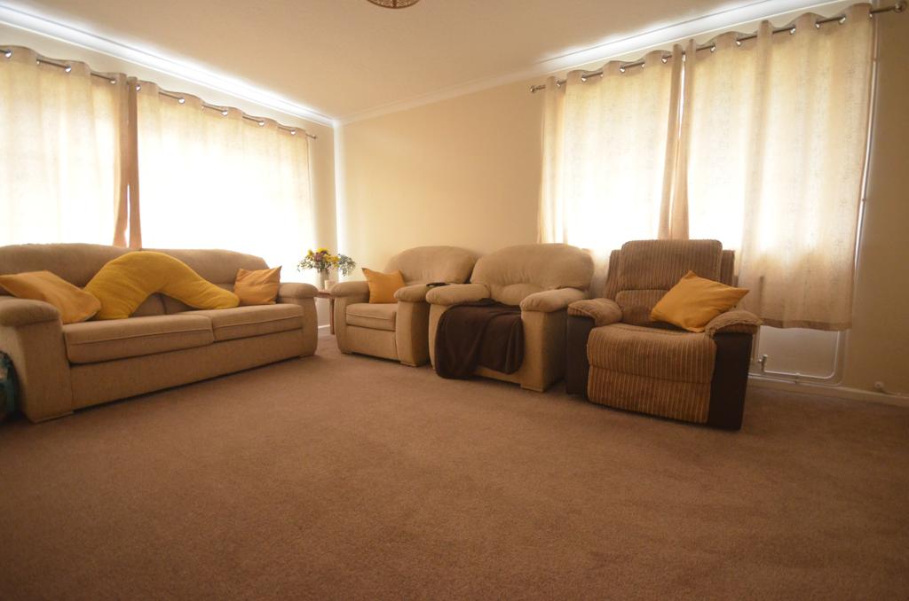 Cardigan Road, Stanion, NN14 2 bed bungalow £950 pcm (£219 pw)