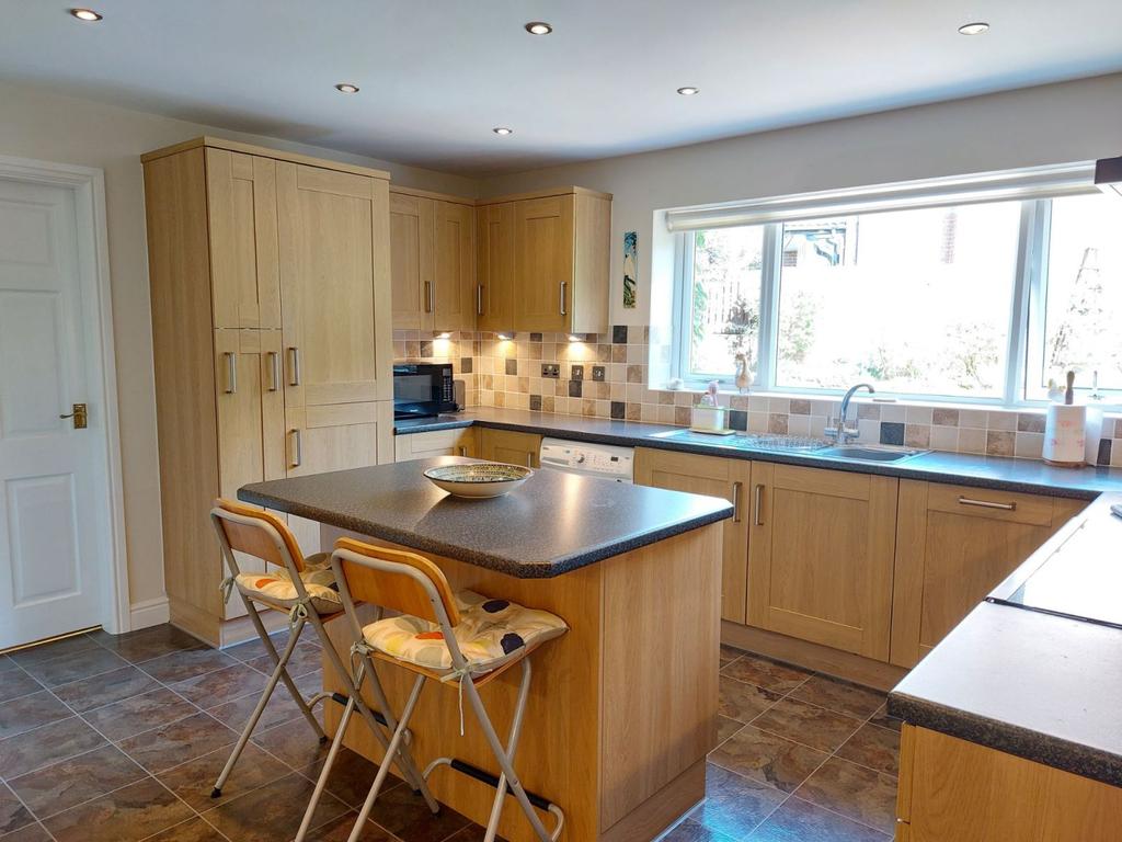 Frosty Hollow, East Hunsbury, Northampton NN4 0SY 4 bed detached house