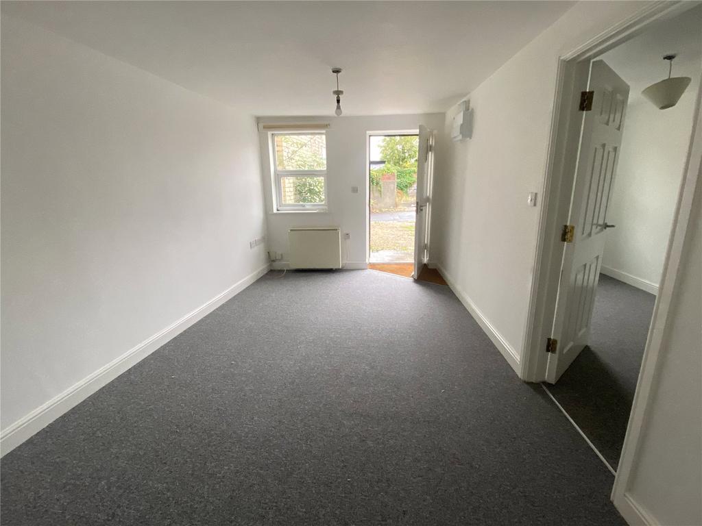Silk Court, Grantham Lane, Kingswood... 1 bed apartment £725 pcm (£