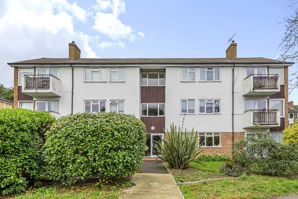 Manygate Lane, Shepperton, TW17 2 bed apartment £315,000
