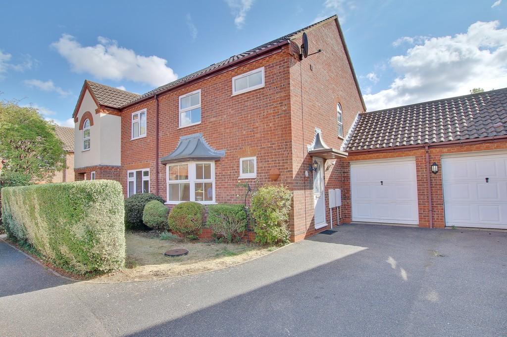 Deighton Close, St. Ives 3 bed semidetached house for sale £335,000