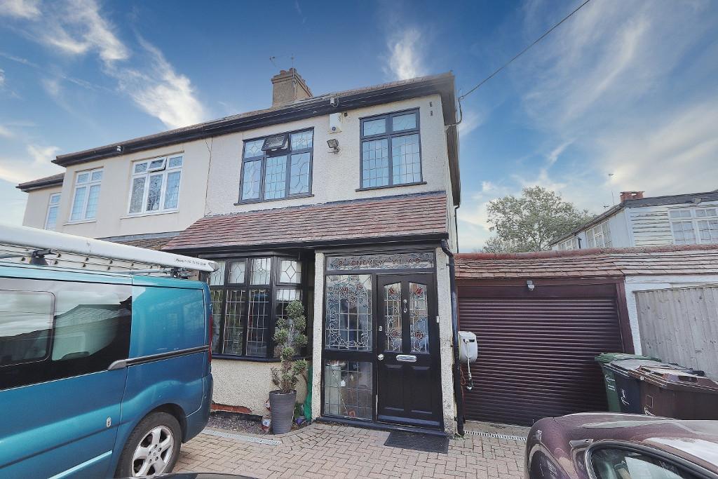 Collier Row Road, Collier Row, Romford 3 bed semidetached house £450,000