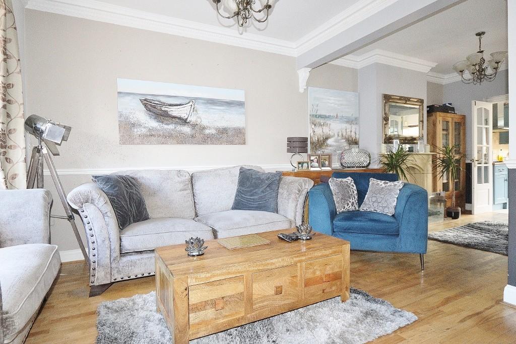 Collier Row Road, Collier Row, Romford 3 bed semidetached house £450,000