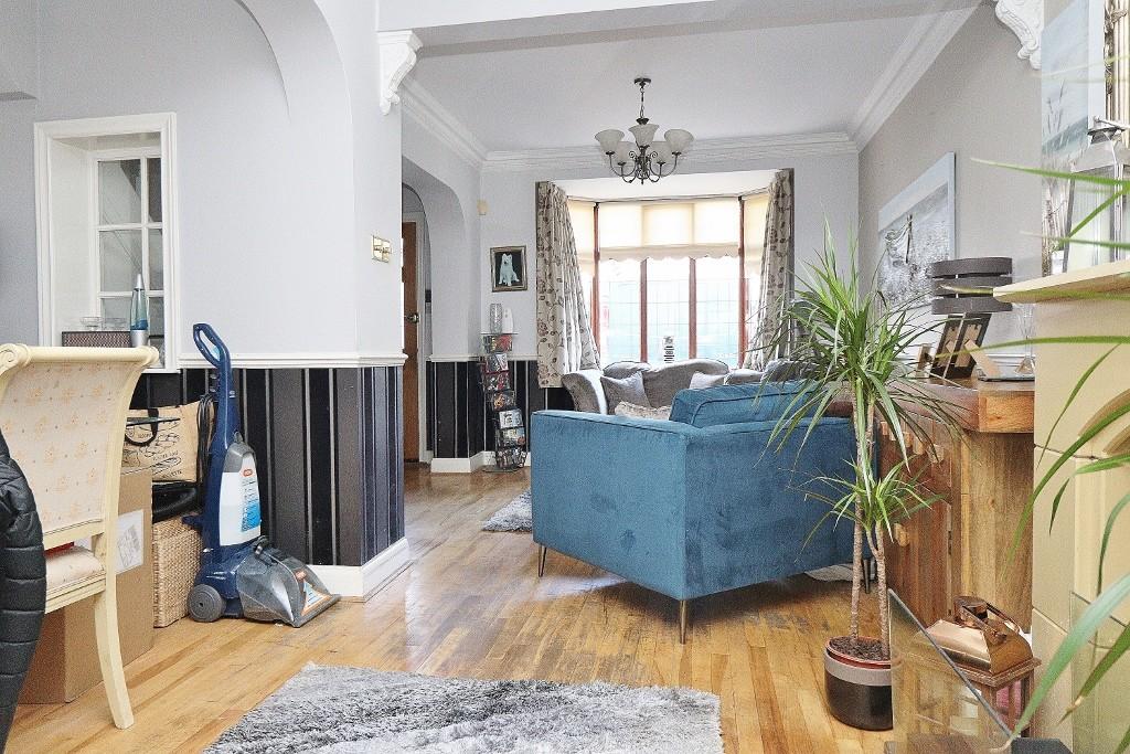Collier Row Road, Collier Row, Romford 3 bed semidetached house £450,000