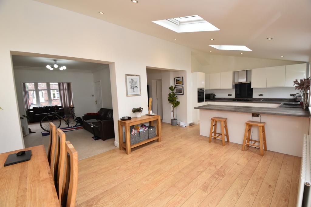 Westminster Road, Davyhulme, M41 3 bed semidetached house £400,000