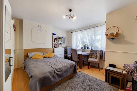 2 bedroom flat for sale - Valley Side, Chingford, London, E4