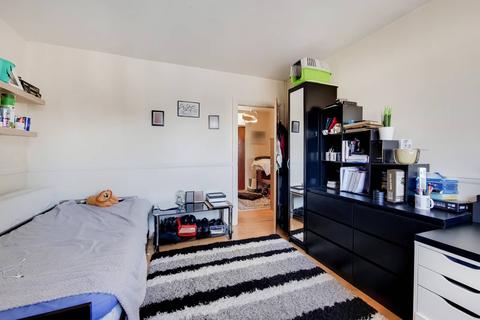 2 bedroom flat for sale - Valley Side, Chingford, London, E4