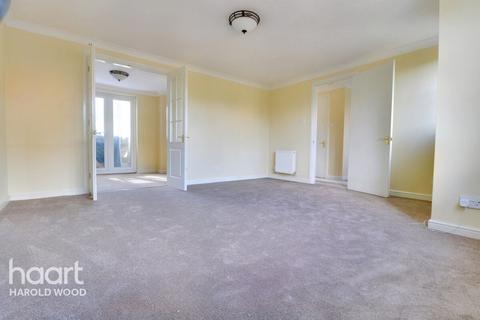 26 Harris Close, Romford, RM3 8PQ