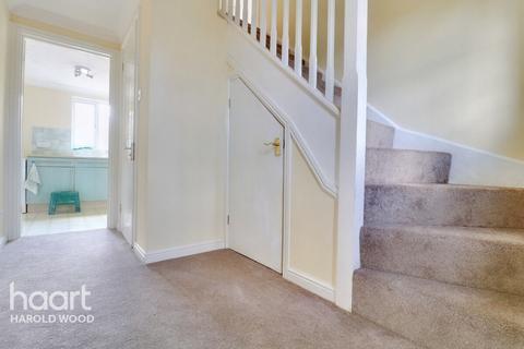 26 Harris Close, Romford, RM3 8PQ