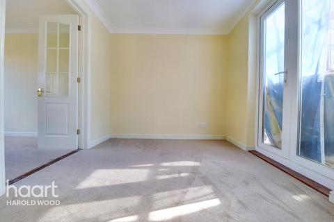 26 Harris Close, Romford, RM3 8PQ
