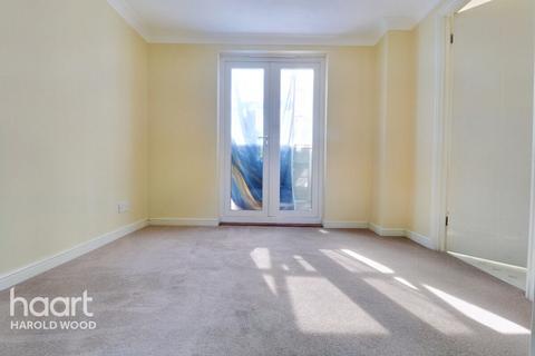 26 Harris Close, Romford, RM3 8PQ