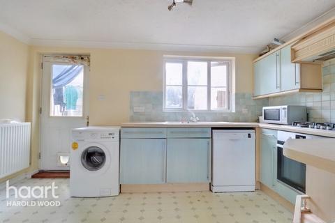 26 Harris Close, Romford, RM3 8PQ