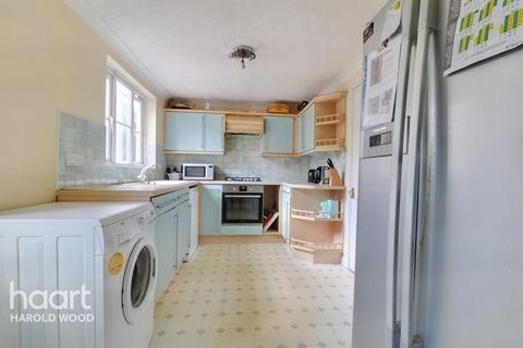 26 Harris Close, Romford, RM3 8PQ