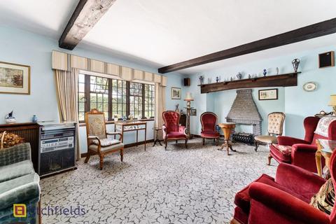 64 Deansway, London, N2 0HY