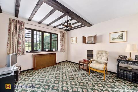 64 Deansway, London, N2 0HY