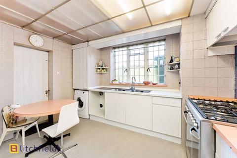 64 Deansway, London, N2 0HY