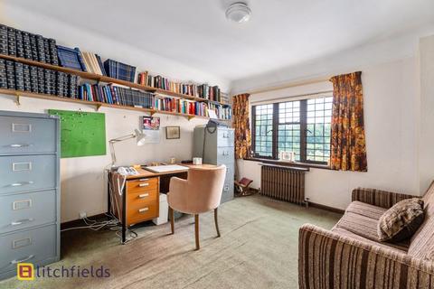 64 Deansway, London, N2 0HY