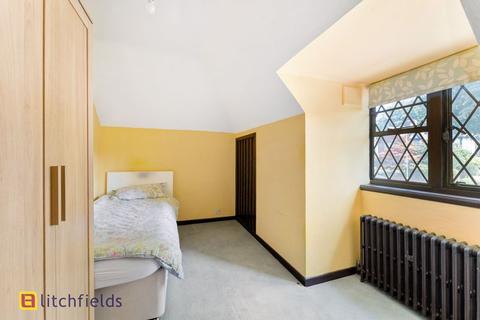 64 Deansway, London, N2 0HY