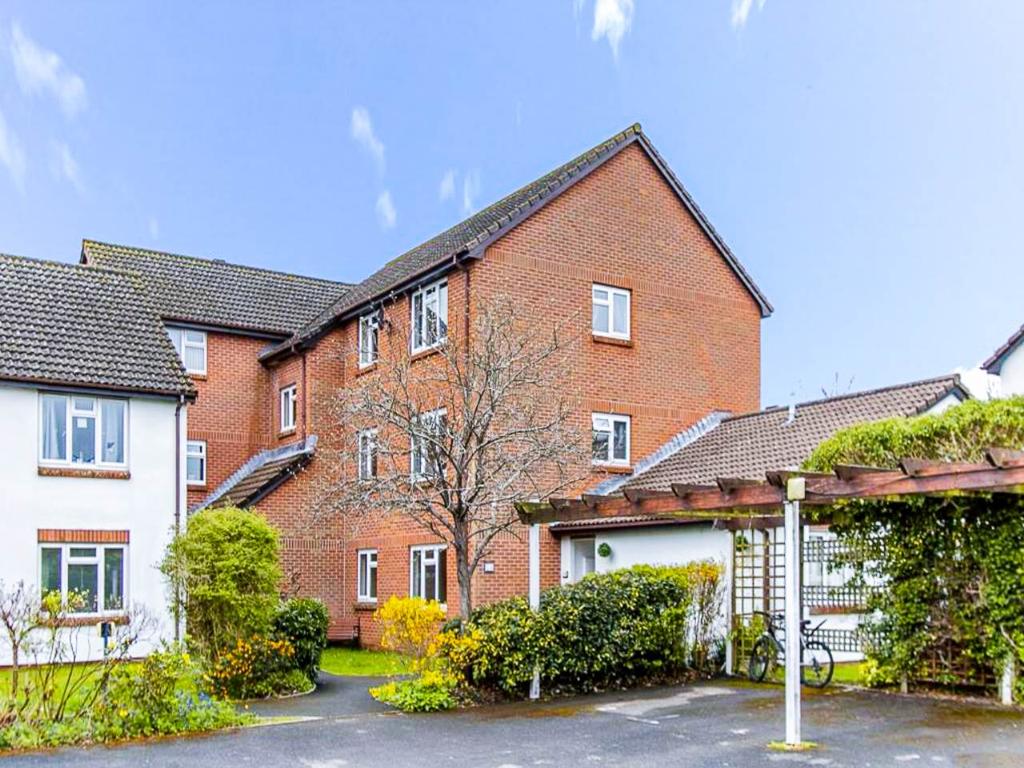 Wentworth Drive, Christchurch, Dorset 2 bed flat £1,095 pcm (£253 pw)